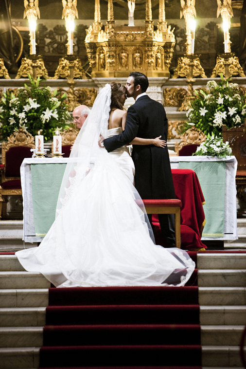 reportaje de boda beso altar